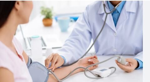 चुनावमा स्वास्थ्यको चर्चा: नागरिकको सास्ती हटाउने कि भोट मात्र बढाउने?