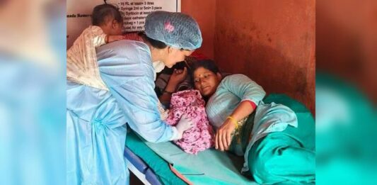 गाडीमै आपतकालीन प्रसूति, अनमीले बचाइन् आमा र शिशुको ज्यान